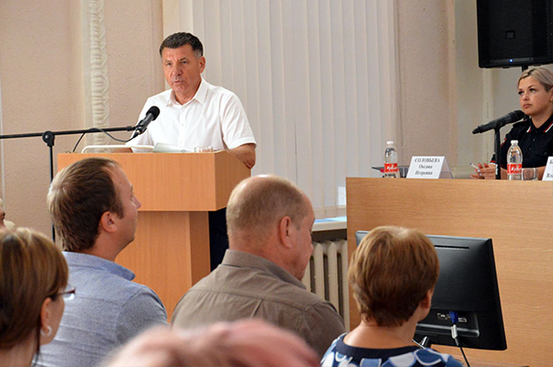 Состоялся отчет главы Администрации Семикаракорского городского поселения А. Черненко перед населением