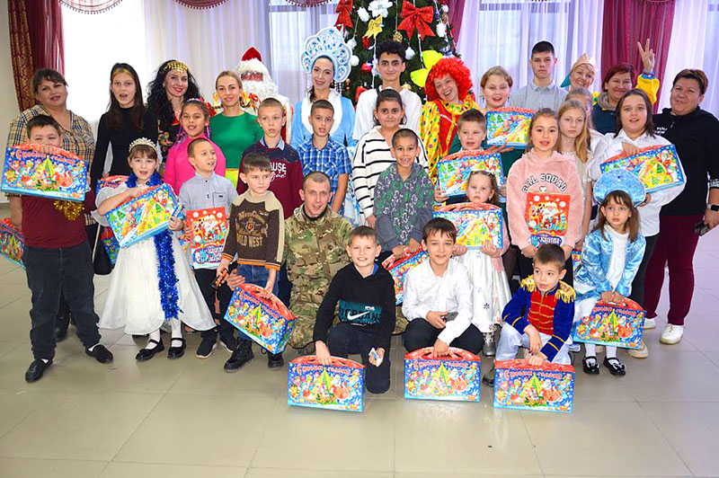 Детей из семей участников СВО поздравили Дед Мороз и Снегурочка